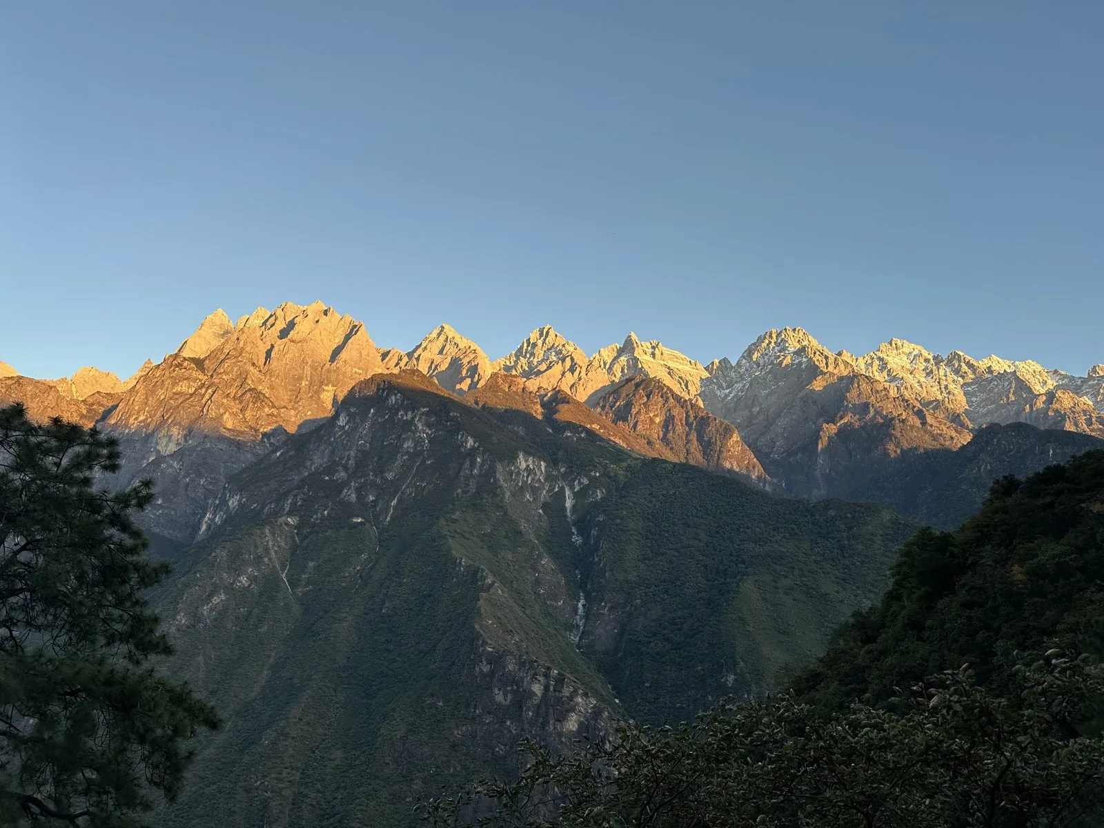 yulong snow mountain jade dragon mountain tiger leaping gorge yunnan china