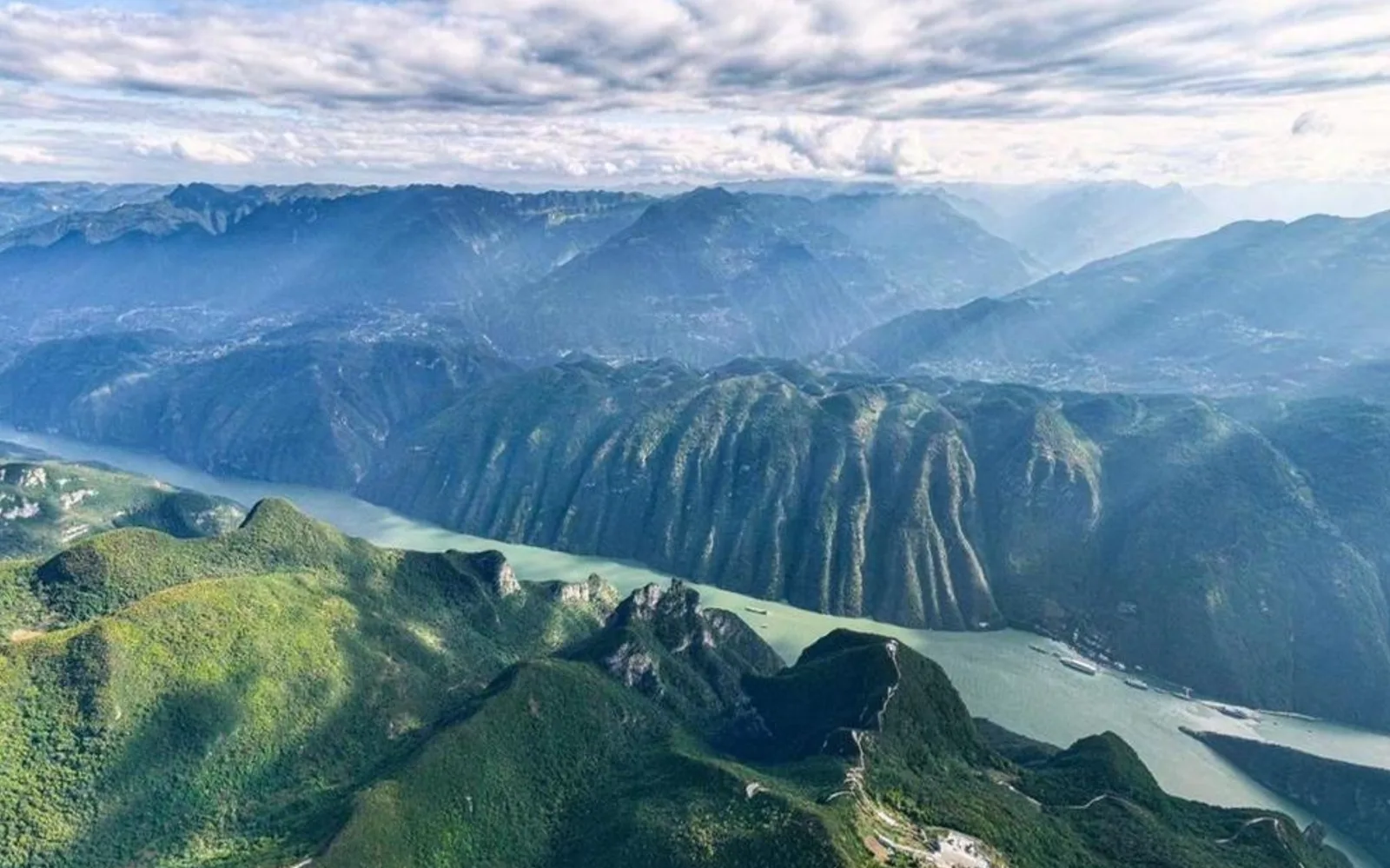 yangtze river china train yichang